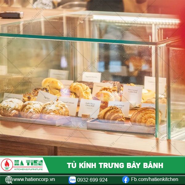 tủ kính trưng bày bánh ngọt