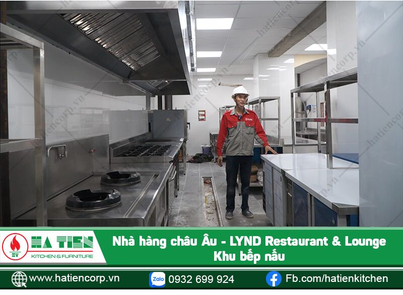 Lắp đặt bàn lạnh và kệ cho khu bếp phụ
