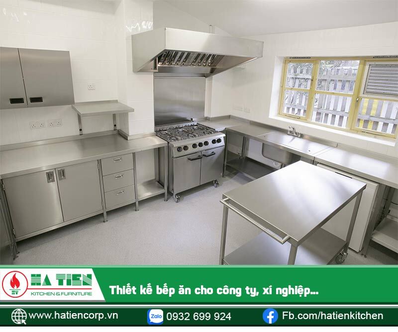 Một căn bếp hiện đại với thiết bị bếp cao cấp
