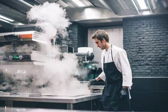 Khói bếp ảnh hưởng đến năng suất làm việc của đầu bếp